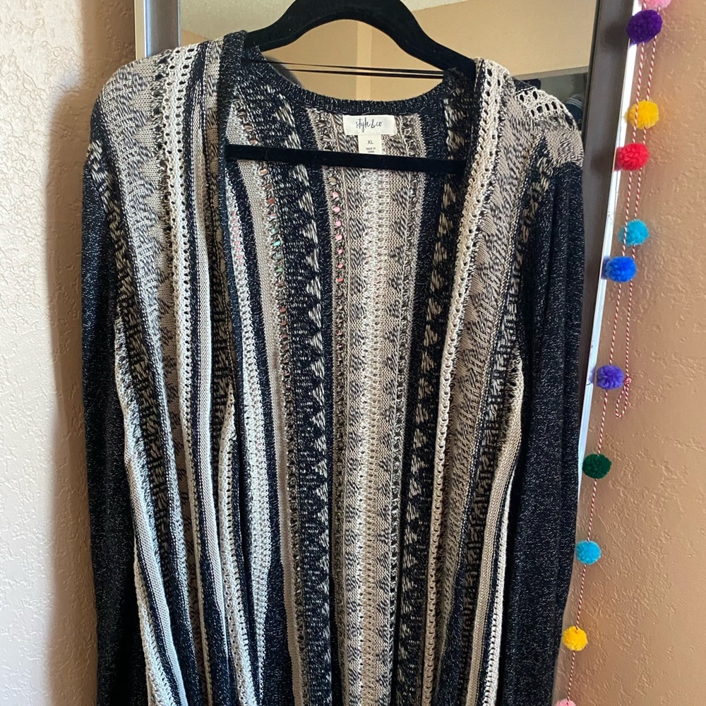 BNWT women’s sweater with fringe bottom